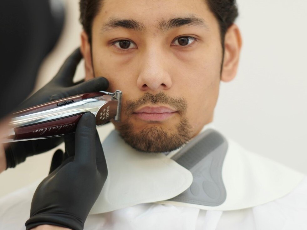 髭を整える施術の様子